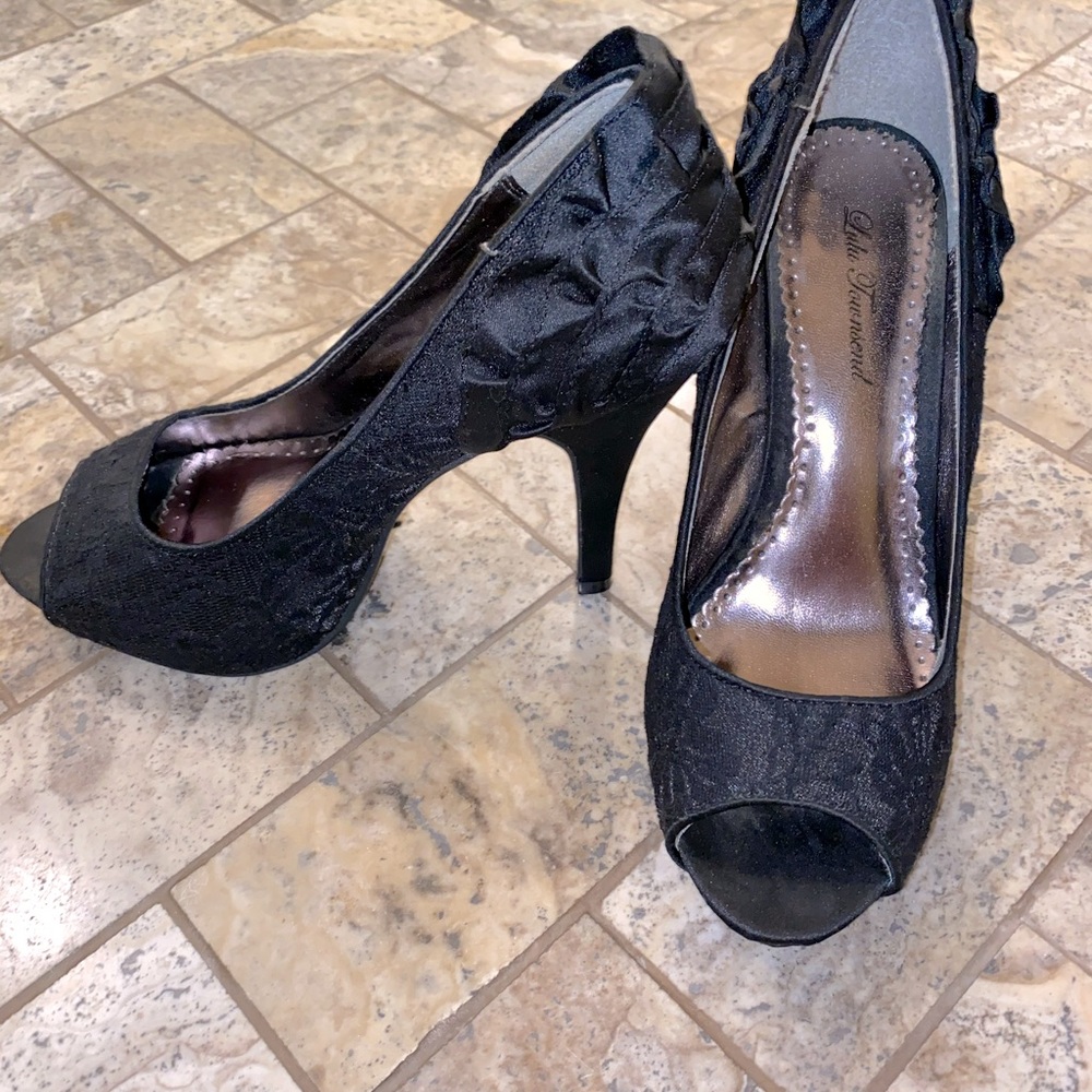 High heel shoes with ruffles